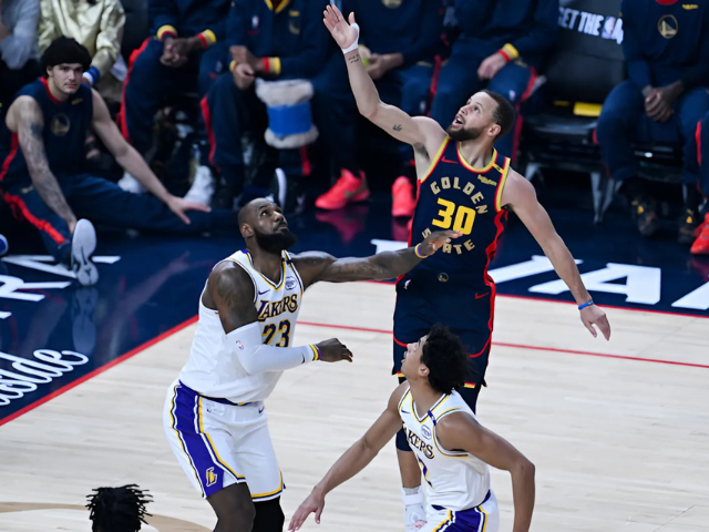 Lakers vs Warriors: A 118-108 Triumph for Lakers as Davis and James Shine, Curry Stumbles in Second Half | mrk.news